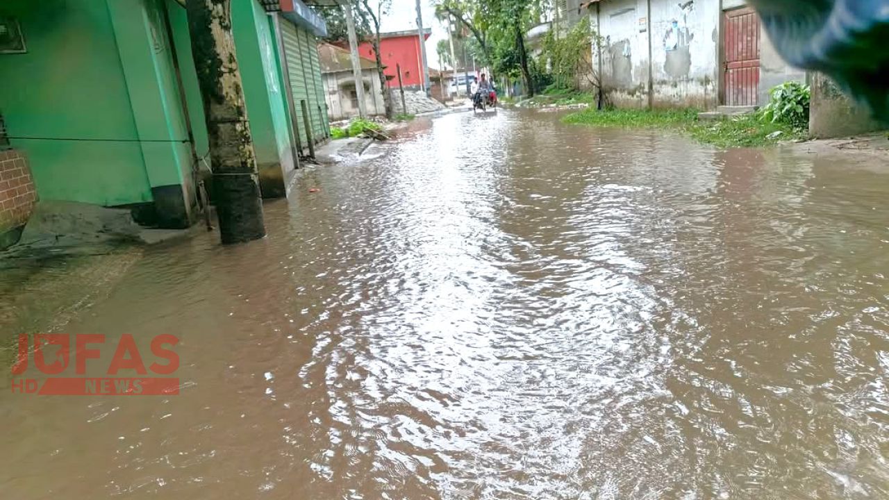   জলাবদ্ধতায় ভোগান্তিতে তারাগঞ্জ উপজেলার থানাপাড়া স্থানীয় বাসিন্দারা