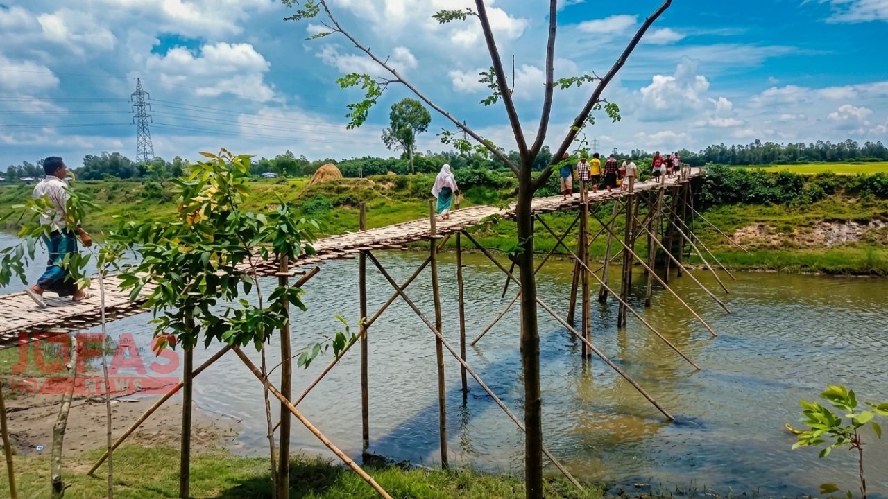 সৈয়দপুরের কামারপুকুরের কাছিরি ঘাটে নড়বড়ে সাঁকো ঝুঁকিতে ২০-২৫ হাজার মানুষের প্রতিদিনের পারাপার