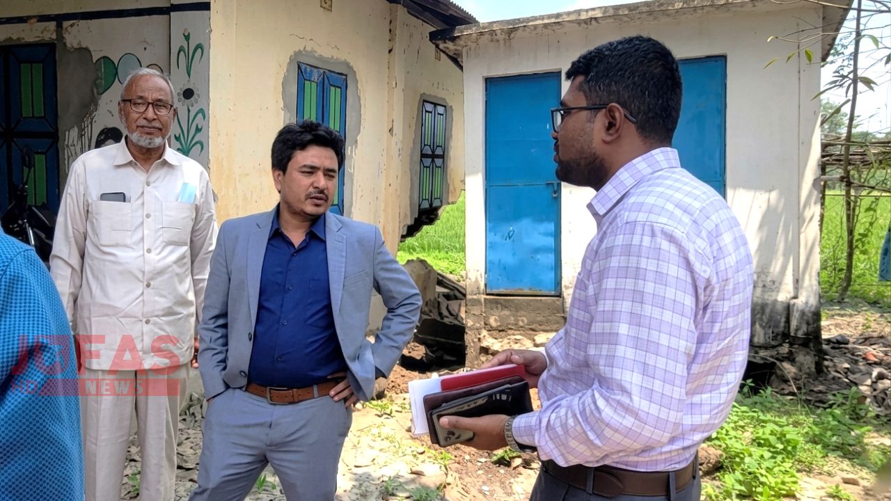 নীলফামারীর কিশোরগঞ্জে ভারী বৃষ্টিতে প্রাথমিক বিদ্যালয় ধ্বসে পড়েছে, ইউএনও'র পরিদর্শন