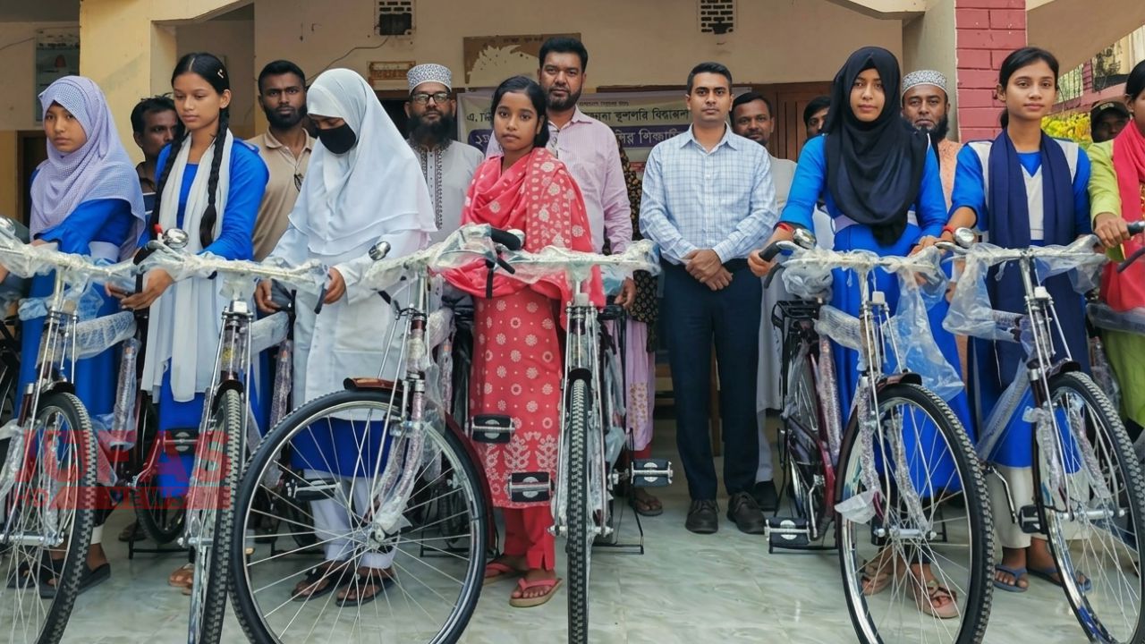 গাইবান্ধায় শিক্ষার্থীদের মাঝে বাইসাইকেল বিতরণ