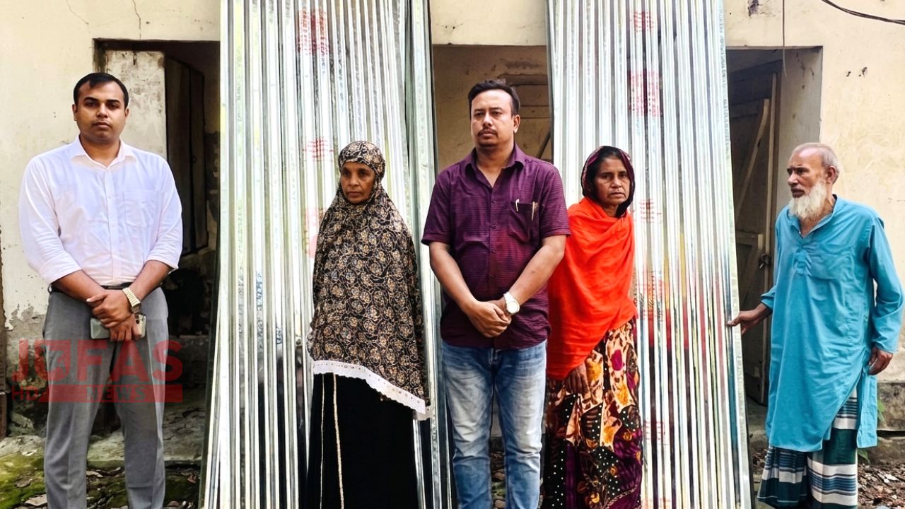 কালবৈশাখীতে ছাদ হারানো সেই বৃদ্ধ দম্পতির পাশে তারাগঞ্জ উপজেলা প্রশাসন