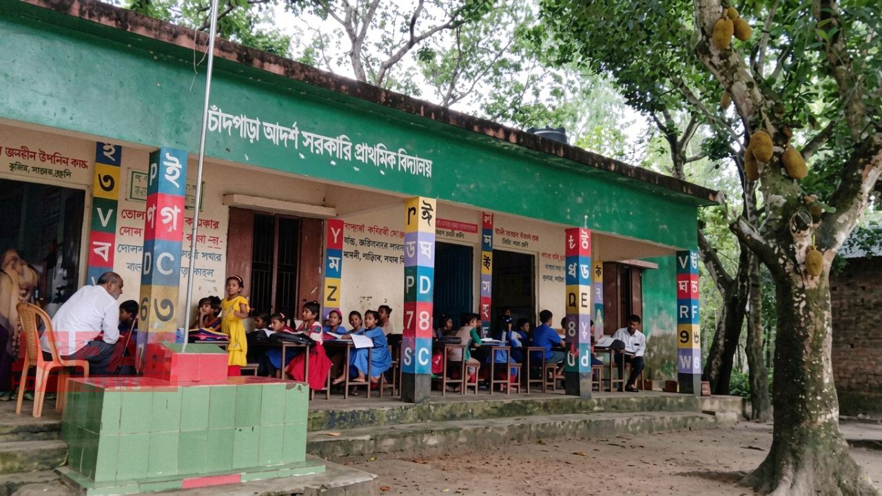 মিঠাপুকুরে পরিত্যক্ত ভবনে ঝুঁকি নিয়ে চলছে চাঁদপাড়া সরকারি প্রাথমিক বিদ্যালয়ের কার্যক্রম