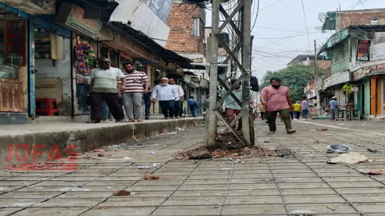 সৈয়দপুরে সড়কের মাঝখানে খুঁটি রেখেই চলছে নির্মাণ কাজ: দুর্ঘটনার ঝুঁকিতে পথচারীরা