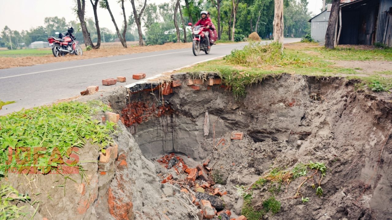 গঙ্গাচড়ায় বৃষ্টিতে তিস্তা সেতুর সংযোগ সড়কে ধস, যোগাযোগ বিচ্ছিন্নের আশঙ্কা