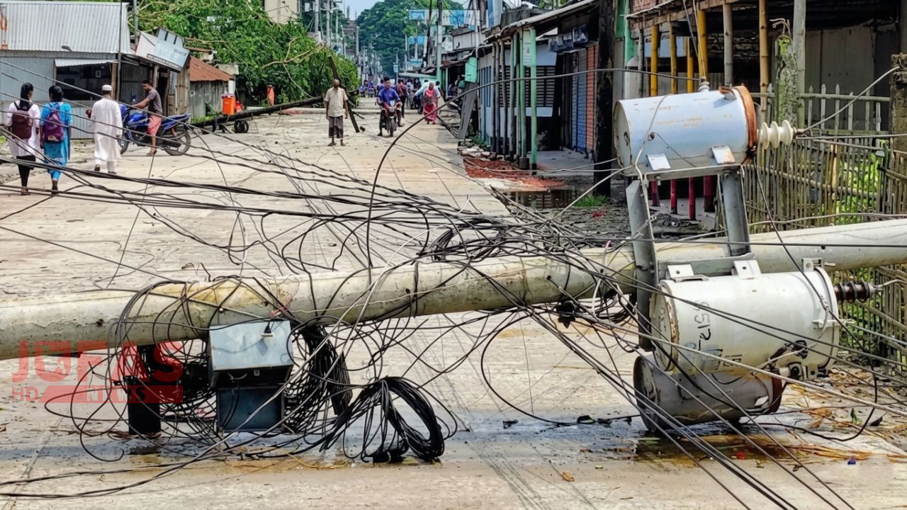 গাইবান্ধায় কালবৈশাখী ঝড়: বিদ্যুৎহীন ৮০ হাজার পরিবার, ফসলের ব্যাপক ক্ষতি