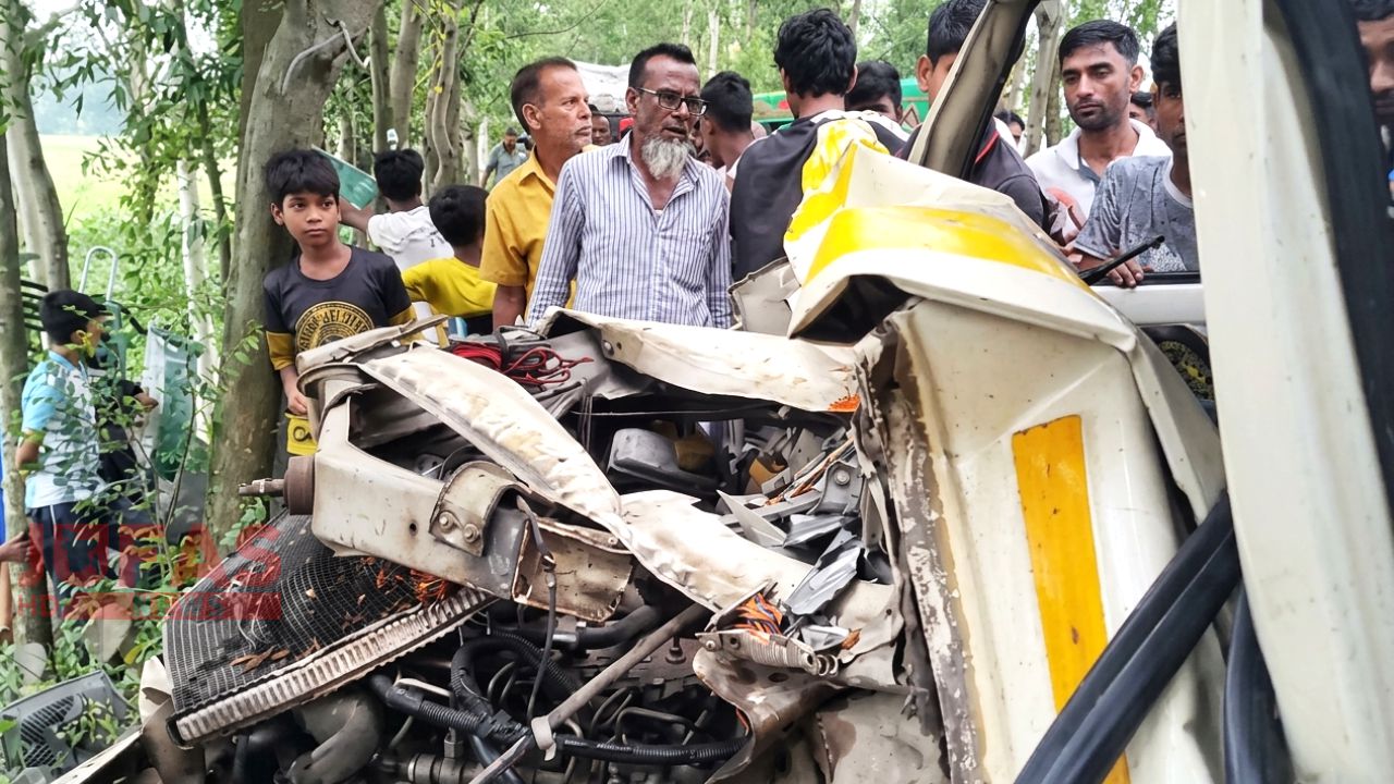 গাইবান্ধায় মুরগীবাহী পিকআপের ধাক্কায় ইজিবাইক চূর্ণ; চালকসহ নিহত ২