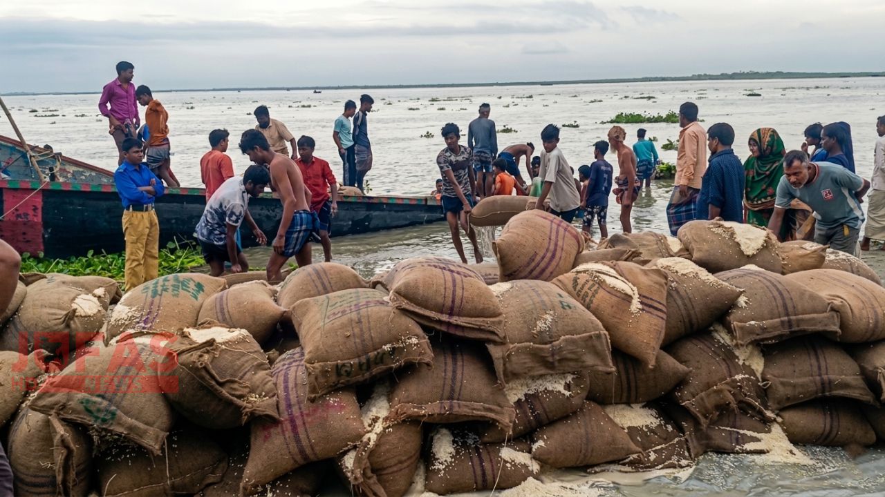 গাইবান্ধায় ঝড়ে ৪৬৭ বস্তা ভিজিএফ চালসহ ২টি নৌকা ডুবি