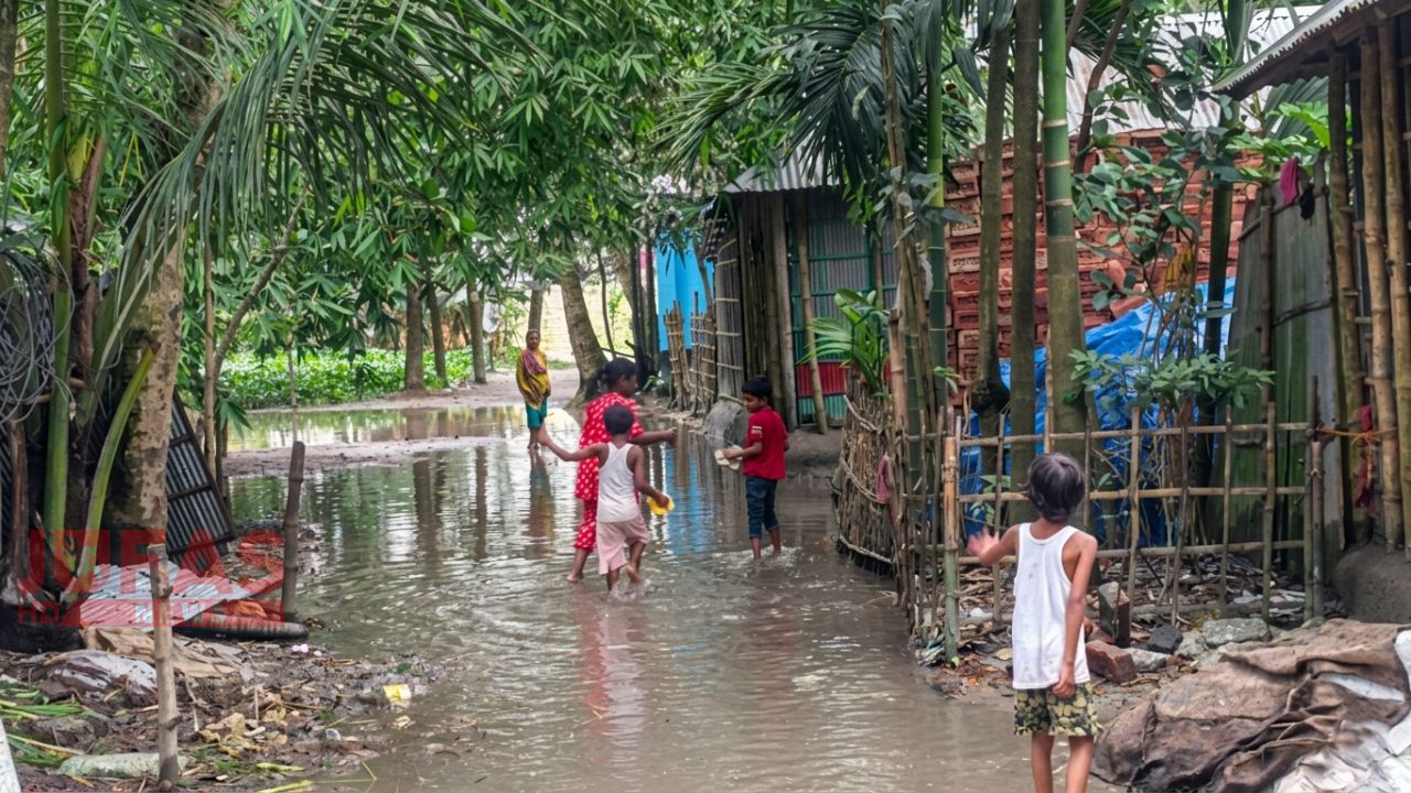 কিশোরগঞ্জে পানি নিষ্কাশনের পথ বন্ধ: পানিবন্দি ৫০ পরিবার, চরম দুর্ভোগ
