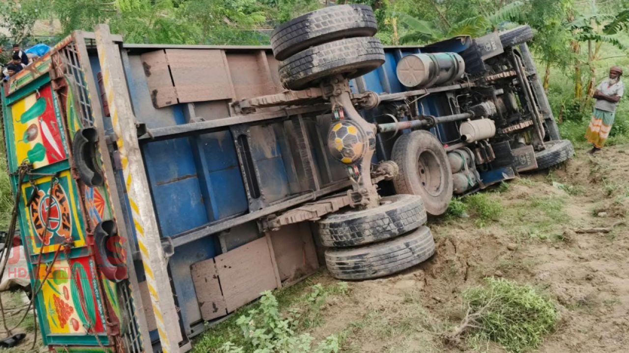 টাঙ্গাইলে যমুনা সেতুর পূর্ব প্রান্তে ট্রাক উল্টে নিহত ১৫