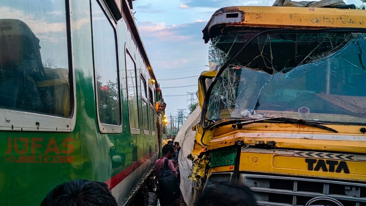 পার্বতীপুরে রেলগেটে ট্রেন–ট্রাক সংঘর্ষে ১১ যাত্রী আহত