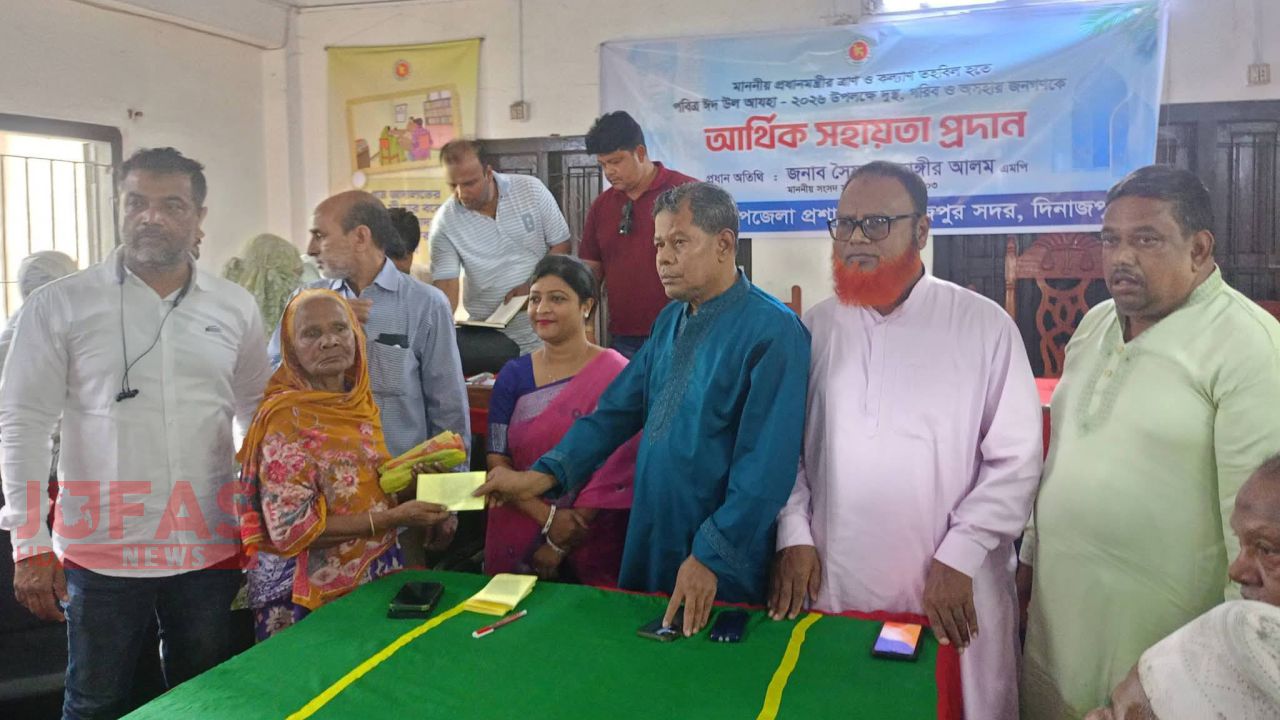 দিনাজপুর সদরের ১০ ইউনিয়নে দুস্থদের মাঝে প্রধানমন্ত্রীর ঈদ উপহার বিতরণ করলেন এমপি জাহাঙ্গীর আলম