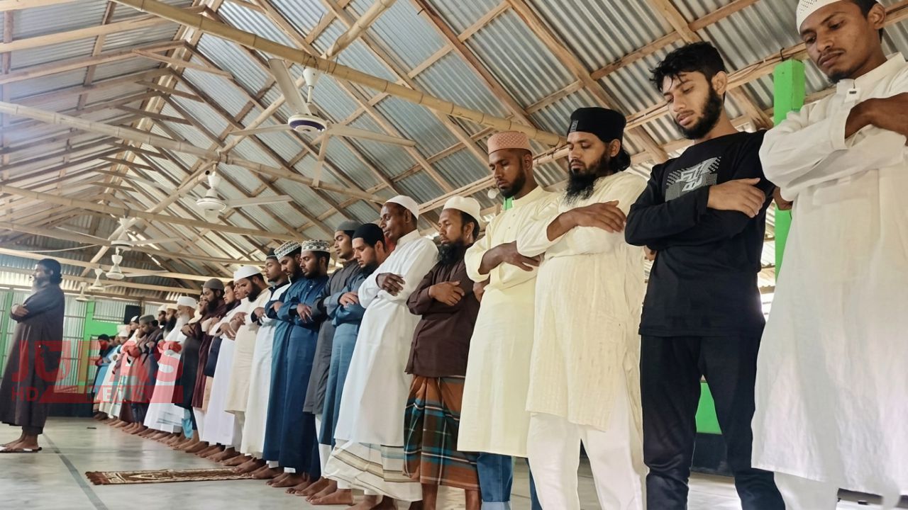 জলঢাকায় সৌদি আরবের সঙ্গে মিল রেখে ঈদুল আজহার জামাত অনুষ্ঠিত