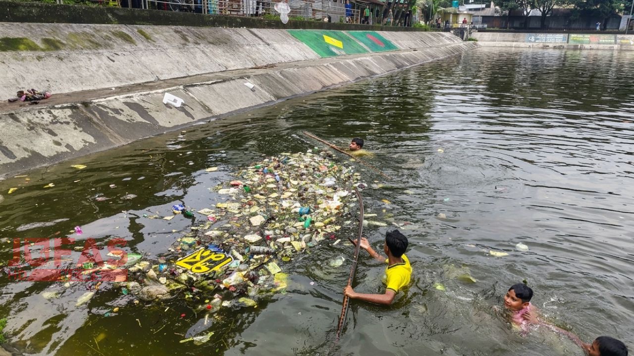 উলিপুরে ভিন্নচোখ ফাউন্ডেশনের উদ্যোগে কাচারী পুকুর পার্ক পরিচ্ছন্ন