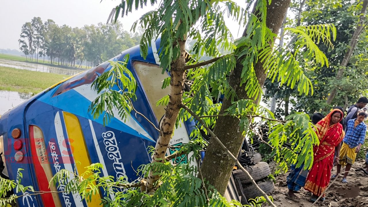 গাইবান্ধায় নিয়ন্ত্রণ হারিয়ে বাস খাদে, নিহত ১