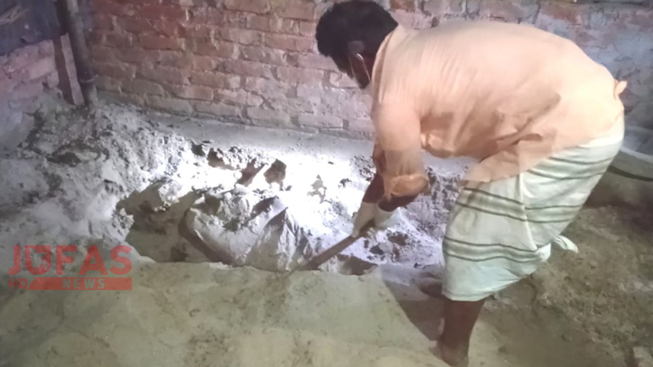 মাকে হত্যা করে লাশ ঘরের মেঝেতে পুঁতে রাখেন ছেলে