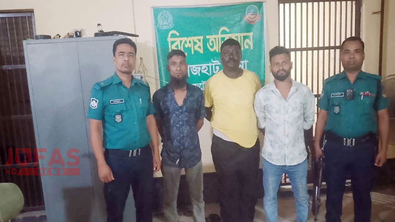 বাসের টিকিট কালোবাজারি করে অতিরিক্ত ভাড়া আদায়, গ্রেপ্তার ৩