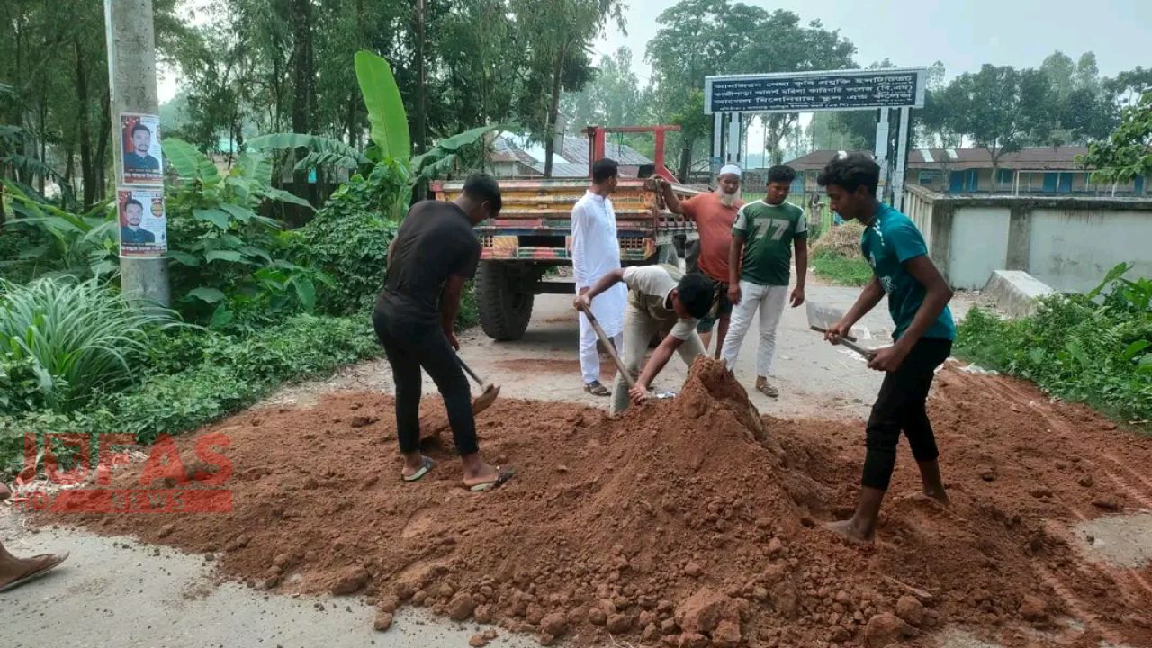 তারাগঞ্জে জনদুর্ভোগ লাঘবে নিজ অর্থায়নে সড়ক সংস্কার করলেন সমাজসেবক লালমিয়া
