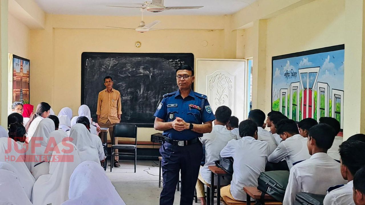 তারাগঞ্জে শিক্ষার্থীদের সঙ্গে ওসির মতবিনিময়, মাদক ও বাল্যবিবাহ সম্পর্কে সচেতনতা বৃদ্ধি