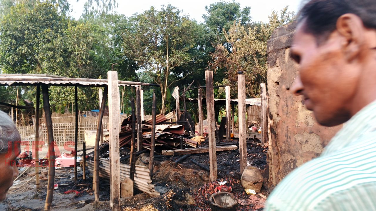 ঠাকুরগাঁওয়ের বালিয়াডাঙ্গীতে ভয়াবহ অগ্নিকাণ্ডে ৩ পরিবার নিঃস্ব, পুড়ে ছাই একাধিক বসতঘর