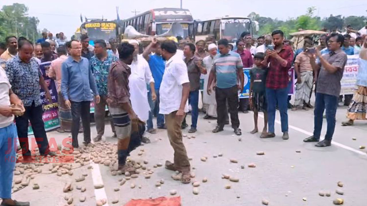 রংপুরে আলু চাষীদের সড়ক অবরোধ, তীব্র যানজট