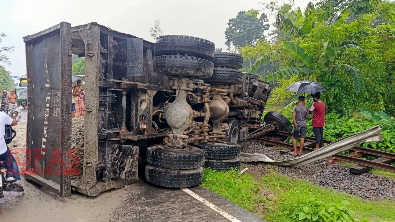 কুড়িগ্রামে বালুভর্তি ট্রাক উল্টে ট্রেন চলাচল বন্ধ, ভোগান্তিতে যাত্রীরা