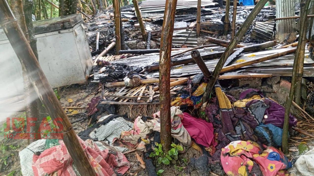 তারাগঞ্জে মধ্যরাতে ভয়াবহ অগ্নিকাণ্ড: দুই ভাইয়ের ৭ ঘর পুড়ে ছাই, দগ্ধ গবাদিপশু ও ঋণের টাকা