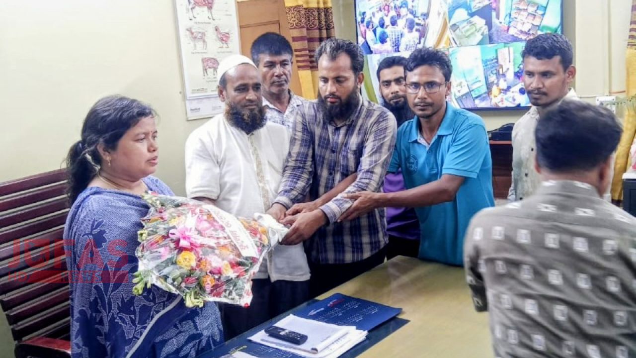 তারাগঞ্জে নবাগত প্রাণিসম্পদ কর্মকর্তা ডা. সাগরিকা কাজ্জীকে কৃত্রিম প্রজনন সমিতির ফুলেল শুভেচ্ছা