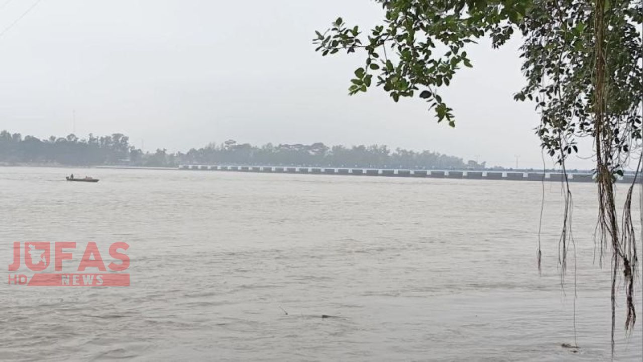 বন্যা আতঙ্কে লালমনিরহাটের চরাঞ্চলের বাসিন্দারা, খোলা রয়েছে ৪৪ জলকপাট