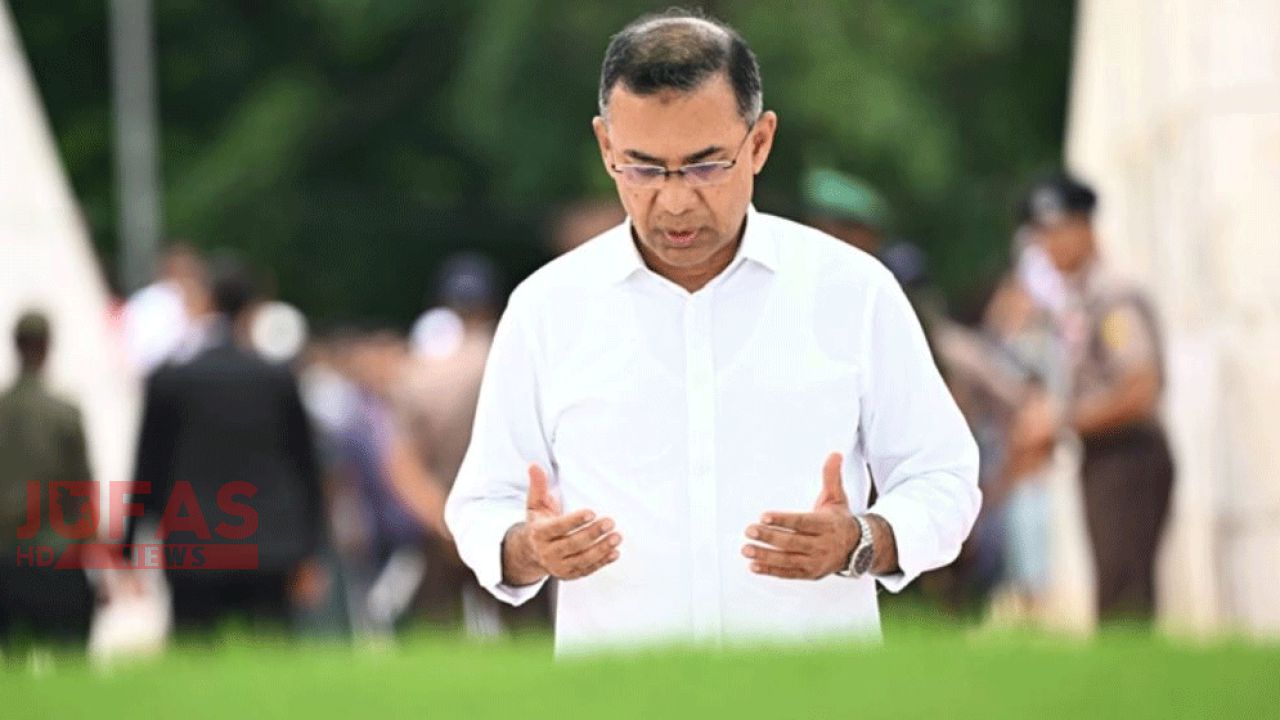 দেশে ফিরেই বাবা ও মায়ের মাজার জিয়ারত করলেন প্রধানমন্ত্রী 
