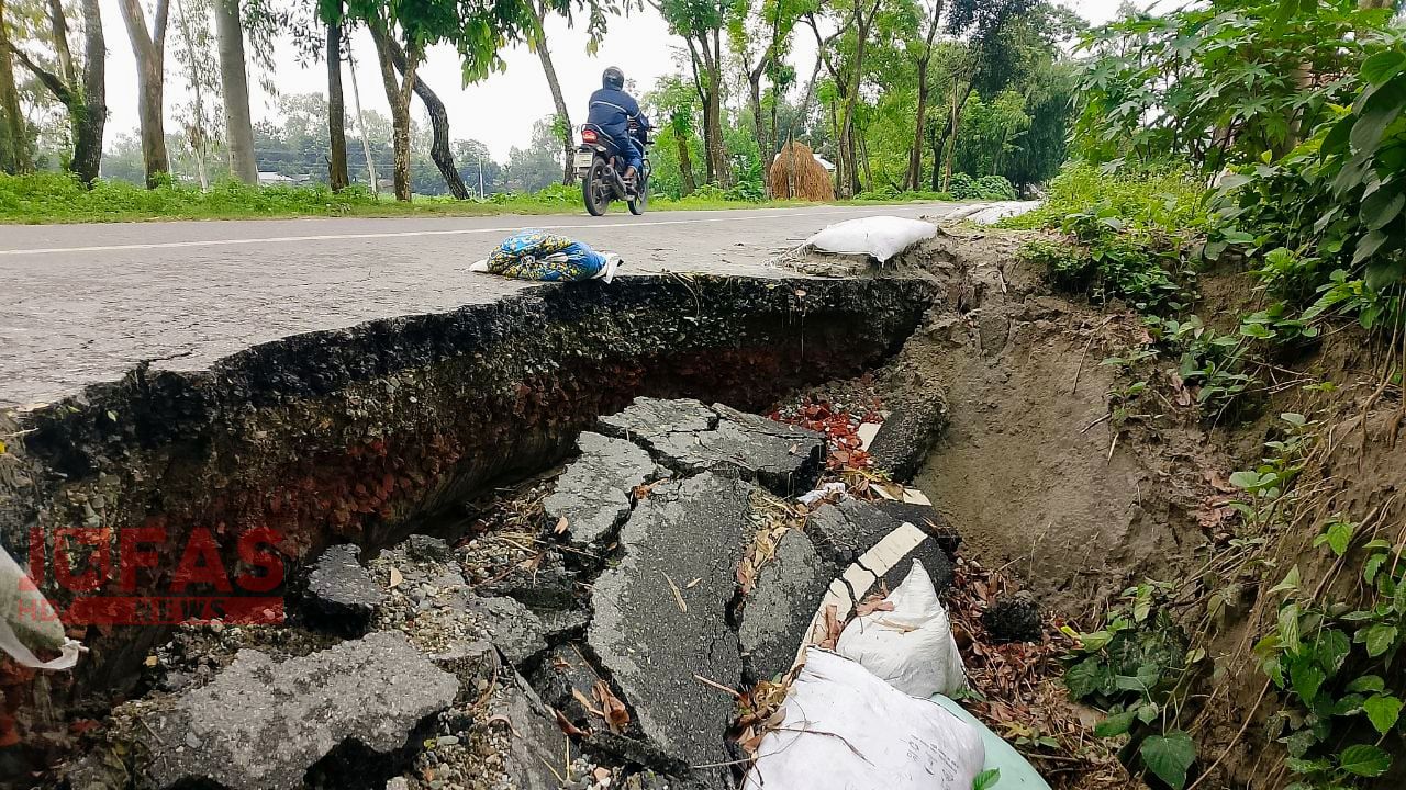 গঙ্গাচড়ায় দ্বিতীয় তিস্তা সেতুর সংযোগ সড়কে ভয়াবহ ধস
