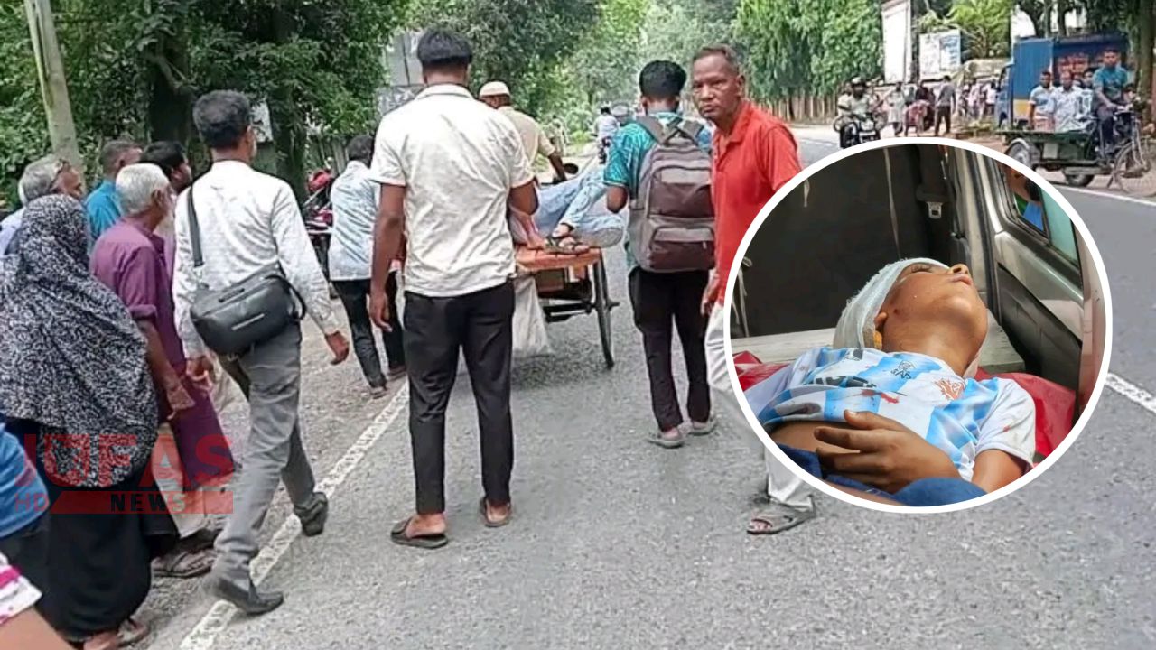তারাগঞ্জে উপজেলা পরিষদের সামনে সড়ক দুর্ঘটনা: প্রশাসন স্কুলের ২য় শ্রেণীর ছাত্র বেনজিরসহ গুরুতর আহত ৩