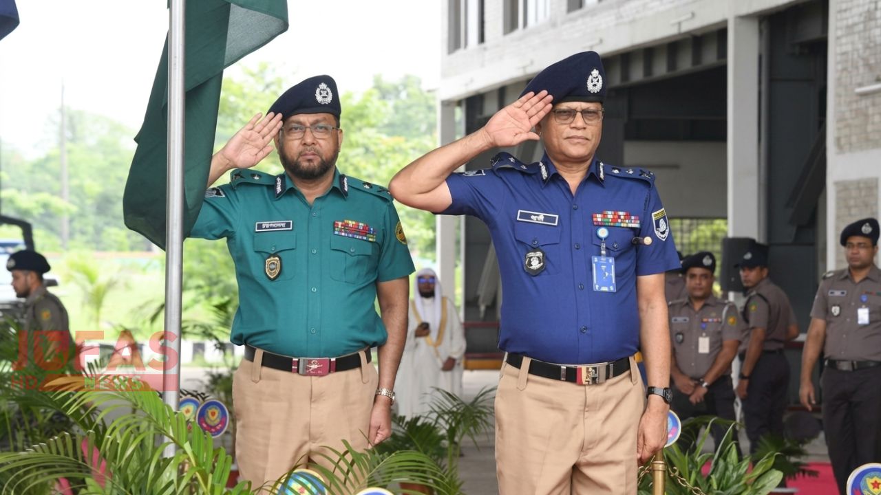নতুন পোশাকে পুলিশ