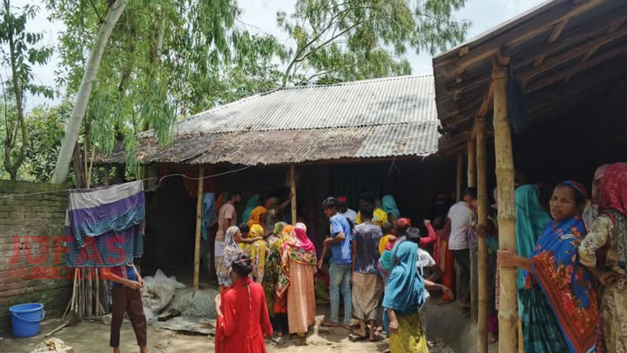 তারাগঞ্জে গৃহবধূর ঝুলন্ত লাশ উদ্ধার, মৃত্যুর কারণ নিয়ে রহস্য