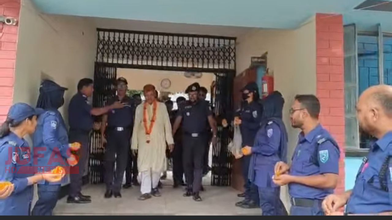 অশ্রুসিক্ত নয়নে, ফুলসজ্জিত গাড়িতে অবসরপ্রাপ্ত কনস্টেবল ফজলুর রহমানকে বিদায় জানাল রাণীশংকৈল থানা পুলিশ