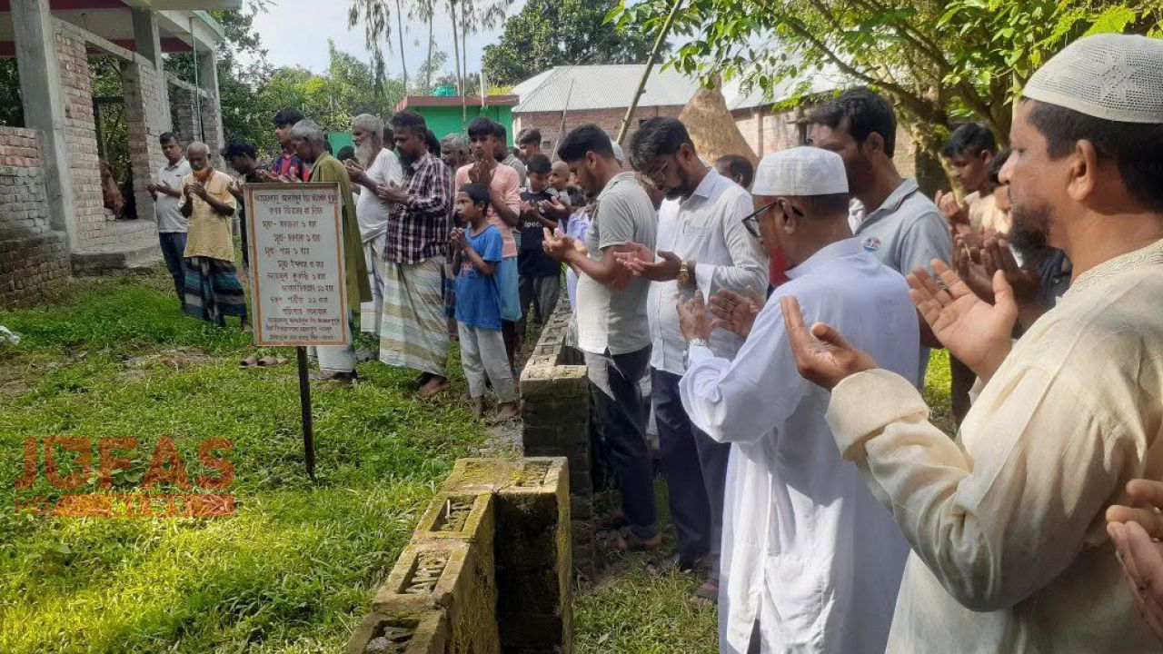 তারাগঞ্জে নিহত সানজিদার কবর জিয়ারত ও শোকসন্তপ্ত পরিবারকে সংসদ সদস্য আজহারুল ইসলামের অনুদান
