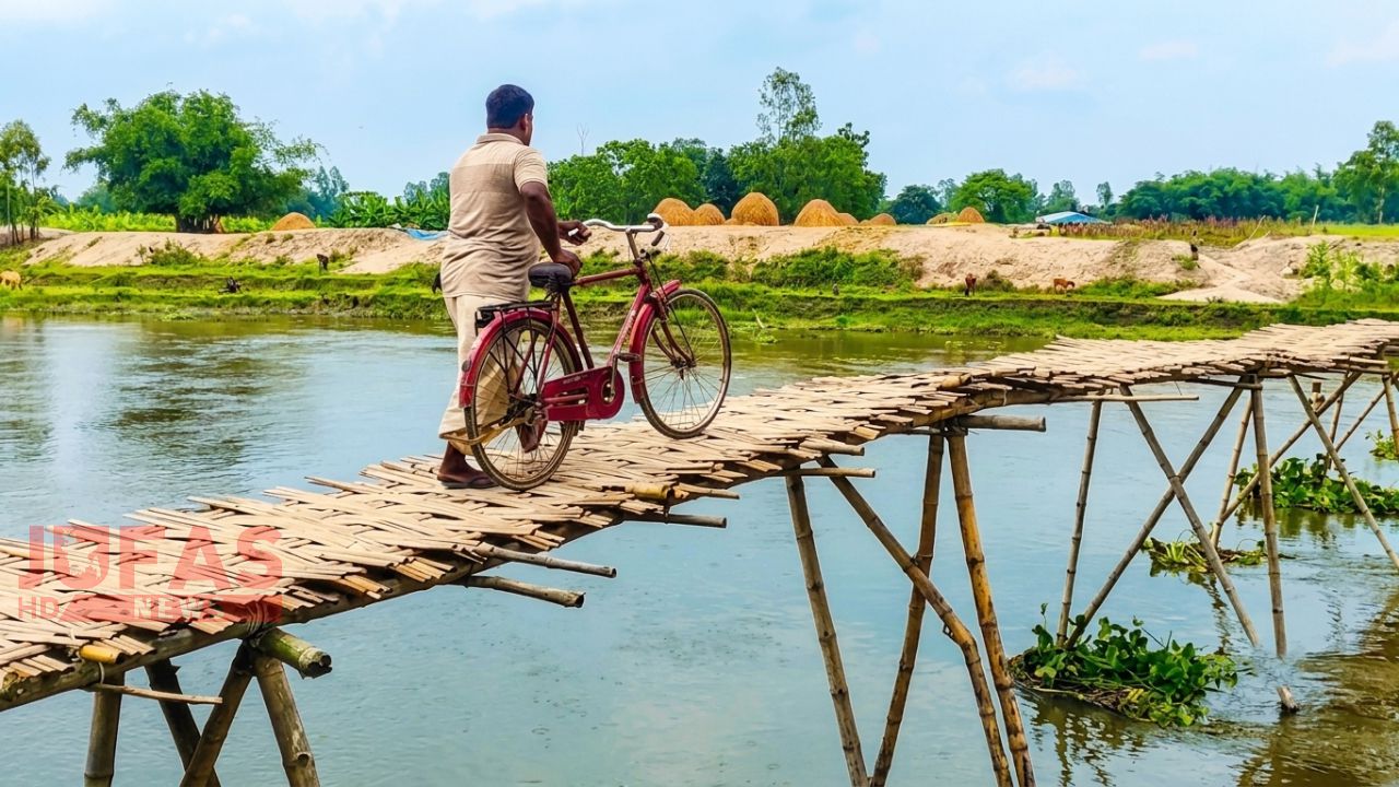 ১০ গ্রামের ২০ হাজার মানুষের একমাত্র ভরসা নড়বড়ে বাঁশের সাঁকো।