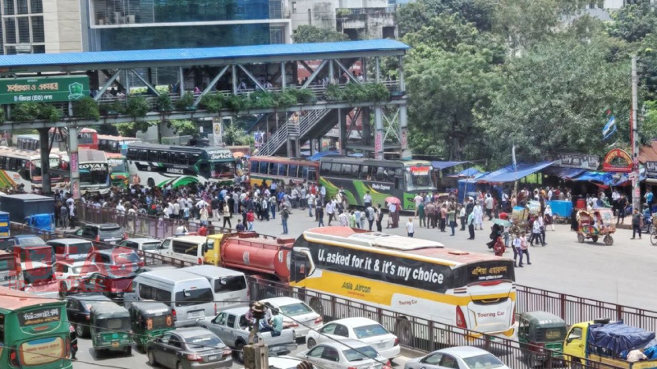 শিক্ষামন্ত্রীর পদত্যাগ দাবিতে শিক্ষার্থীদের সড়ক অবরোধ, অচল ঢাকার একাংশ