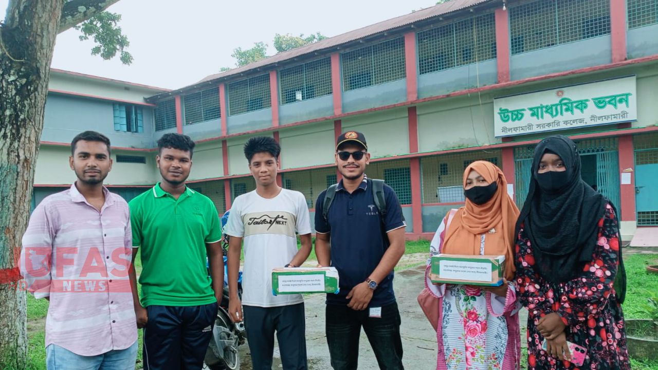 বন্যা কবলিত মানুষের পাশে ‘তারুণ্যের আলো সেবা সংঘ নীলফামারী 