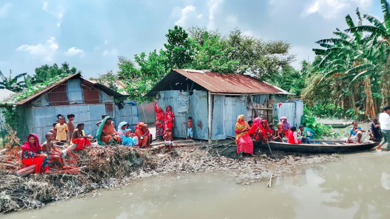 ভিটেমাটি গিলছে তিস্তা ত্রাণহীন তিস্তাপাড়ে শুধুই এখন কান্নার রোল
