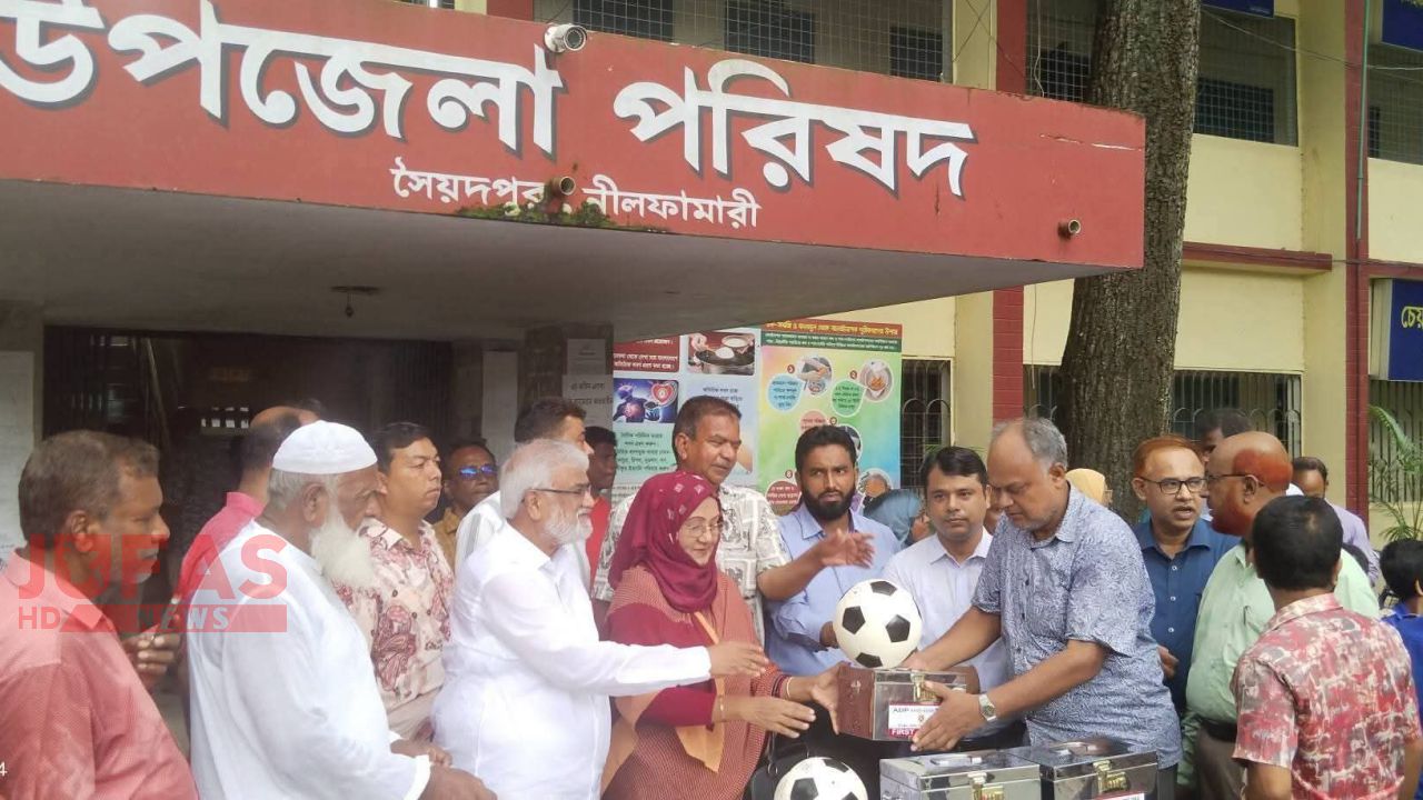সৈয়দপুরে প্রাথমিক বিদ্যালয়ে খেলার সামগ্রী ও ফার্স্ট এইড বক্স বিতরণ
