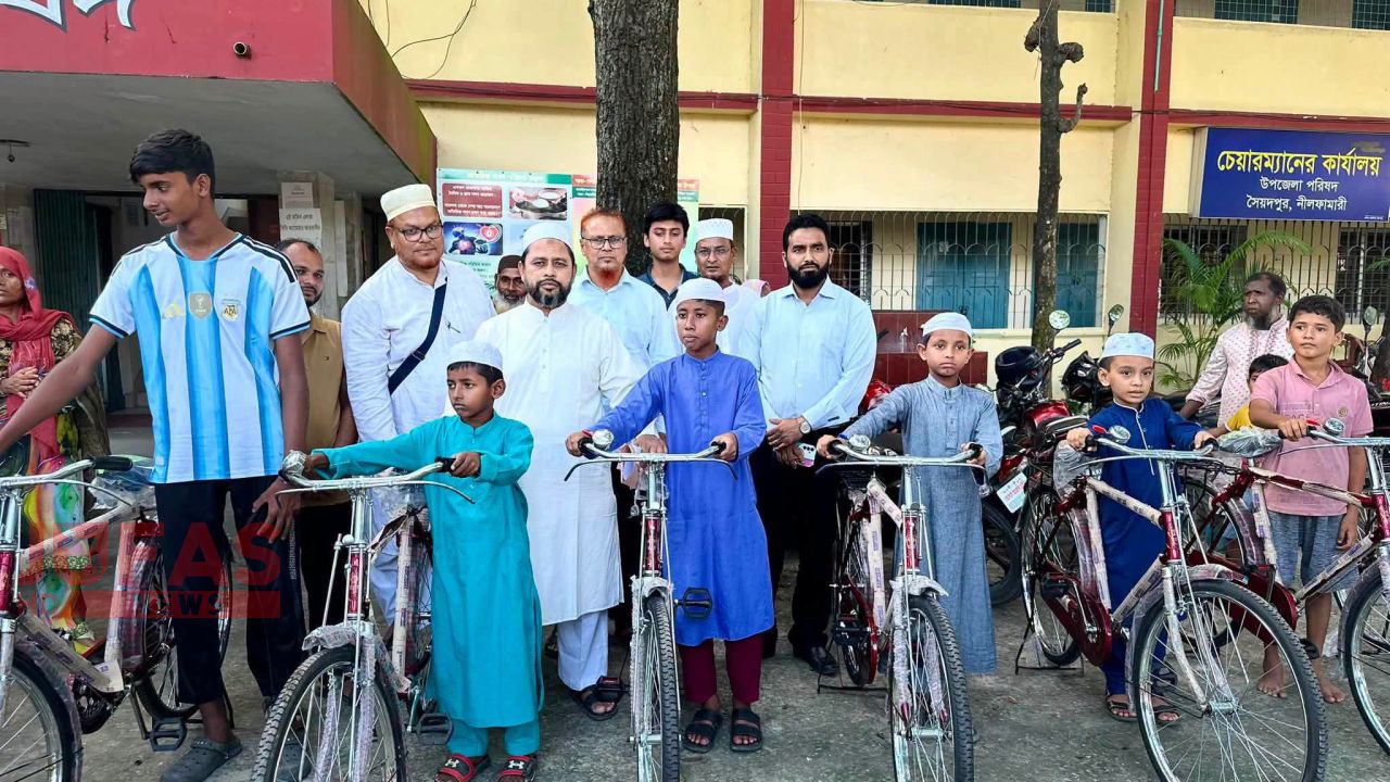 সৈয়দপুরে অর্ধশত মেধাবী শিক্ষার্থী পেলেন বাইসাইকেল