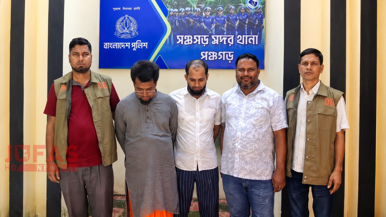 জুয়ার আসরে ডিবির অভিযান, ইউপি সদস্যসহ তিন জুয়াড়ি আটক