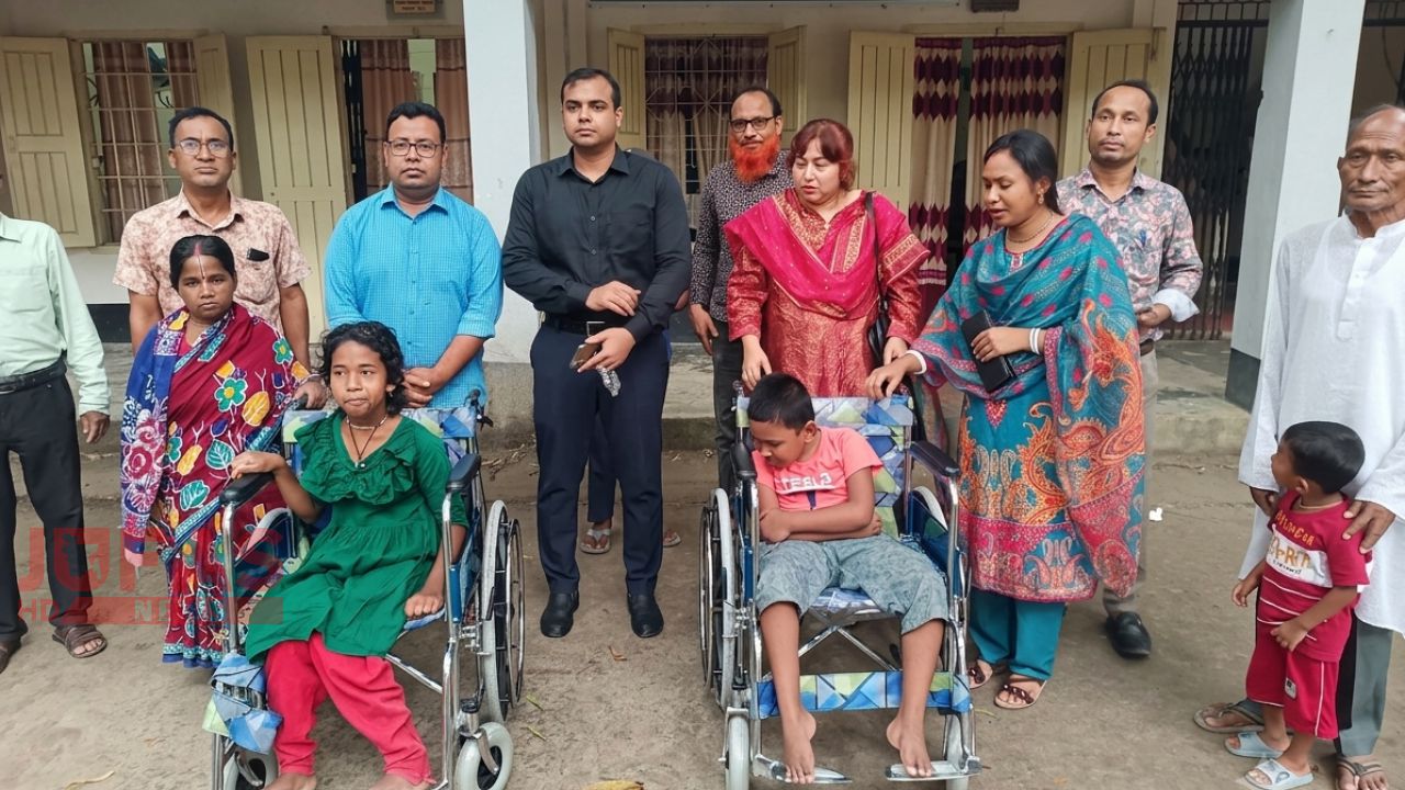 তারাগঞ্জে ৩ বিশেষ চাহিদাসম্পন্ন শিক্ষার্থীর মাঝে হুইলচেয়ার ও শ্রবণযন্ত্র বিতরণ