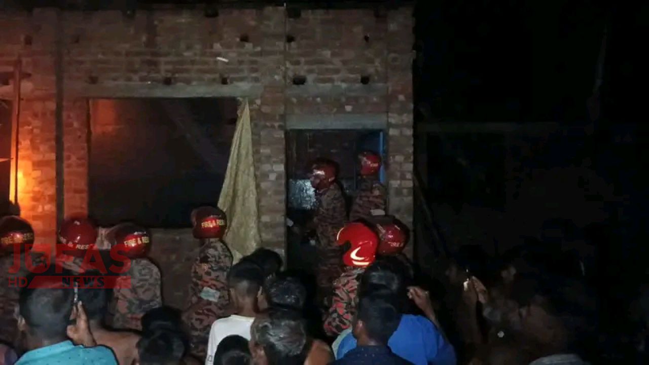 রংপুরের পীরগঞ্জের বৈদ্যুতিক শট সার্কিট থেকে ভয়াবহ অগ্নিকাণ্ড, ফায়ার সার্ভিসের চেষ্টায় নিয়ন্ত্রনে 
