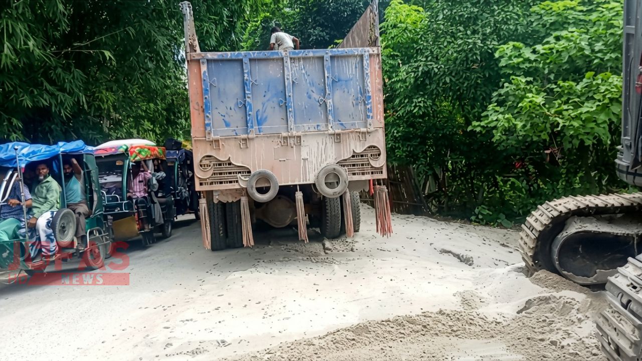 পঞ্চগড়ে রাস্তা দখল করে পাথর-বালুর কারবার: বাড়ছে জনদুর্ভোগ