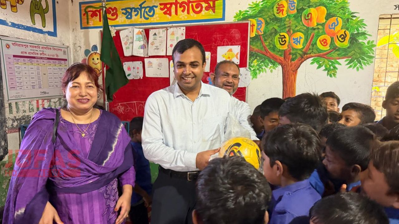 প্রথাগত তদারকি পেরিয়ে ক্লাসরুমে ইউএনও: তারাগঞ্জে বদলে যাচ্ছে শিক্ষার সার্বিক চিত্র