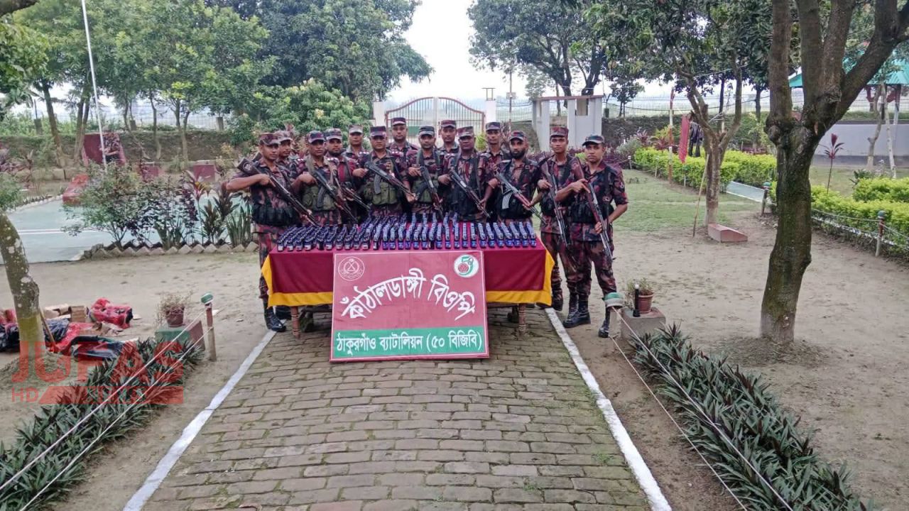 ঠাকুরগাঁও সীমান্তে ৫০ বিজিবির অভিযানে ফেন্সিডিল-এস্কাফ জব্দ