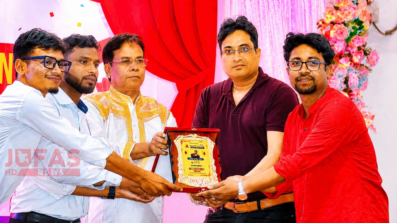 অনুসন্ধানী সাংবাদিকতায় বিশেষ  সম্মাননা পেলেন চ্যানেল ওয়ানের অপু