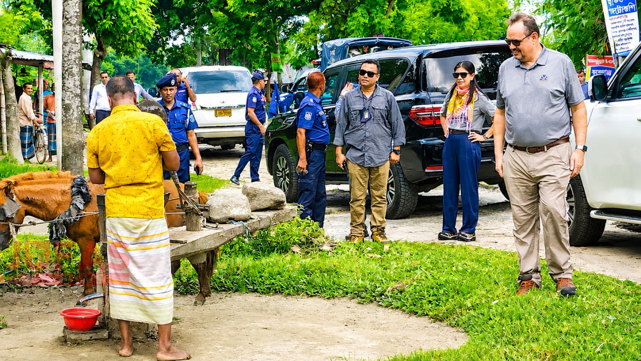 ঘানিতে সরিষার তেল মাড়াই দেখে মুগ্ধ মার্কিন রাষ্ট্রদূত