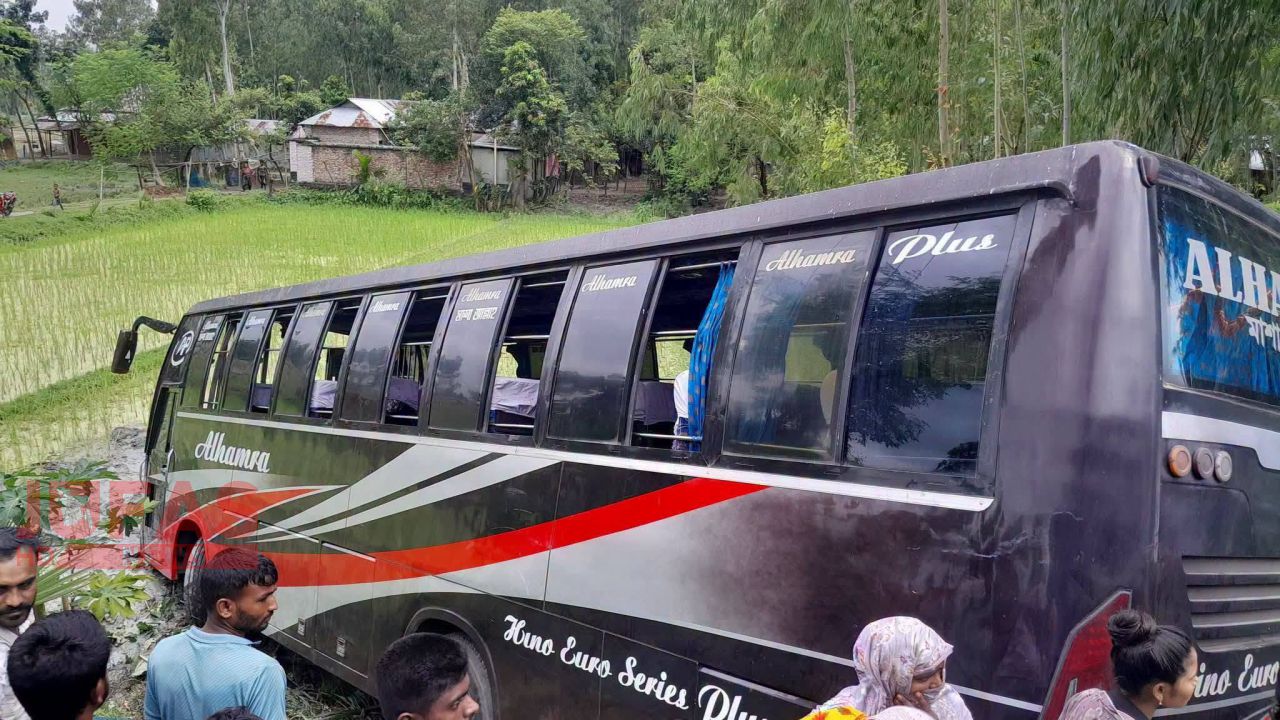গাইবান্ধায় বাস-মাইক্রোবাস সংঘর্ষ; নিহত মাইক্রোবাস চালক